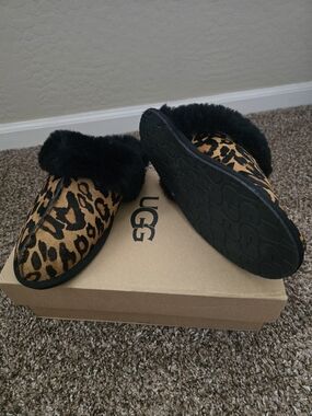 UGG SCUFFETTE II Leopard Print Slip-On Slippers with Black Shearling. New.